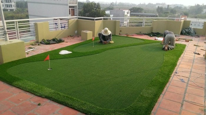 sân golf cỏ nhân tạo trên sân thượng giải pháo cho nhà có khoảng sân hạn chế