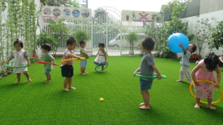 Hô biến cỏ nhân tạo thành sân chơi trẻ em