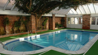 Lạ mắt với thảm cỏ nhân tạo trang trí hồ bơi