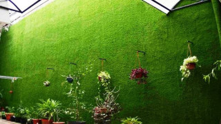 Ngôi nhà màu xanh bằng cỏ nhân tạo