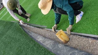 Tự chăm sóc cỏ nhân tạo sân bóng
