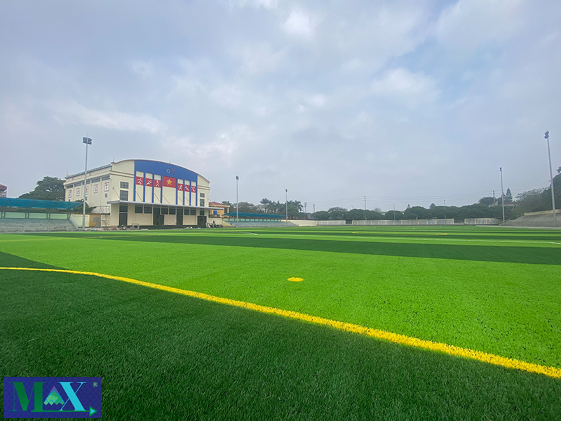 Sân cỏ nhân tạo tại trung tâm thể thao thành phố Hưng Yên 