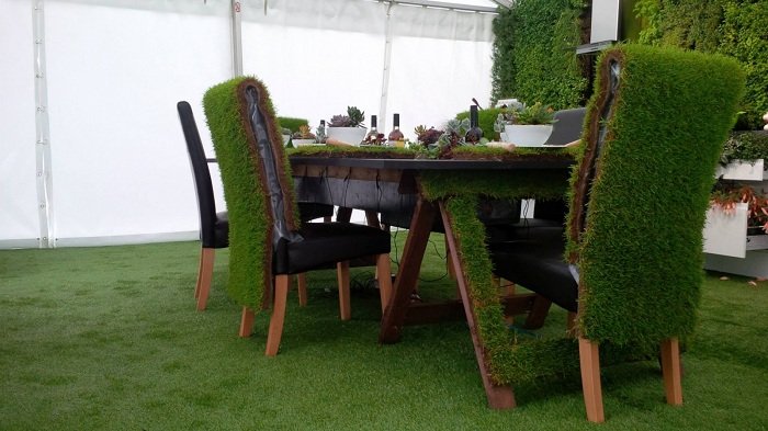 Thảm cỏ nhân tạo trang trí bàn ghế, vật dụng trong đời sống