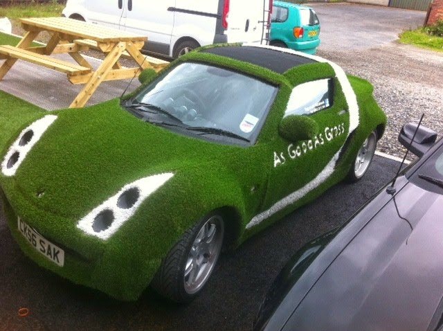 Thảm cỏ nhân tạo trong trang trí ô tô