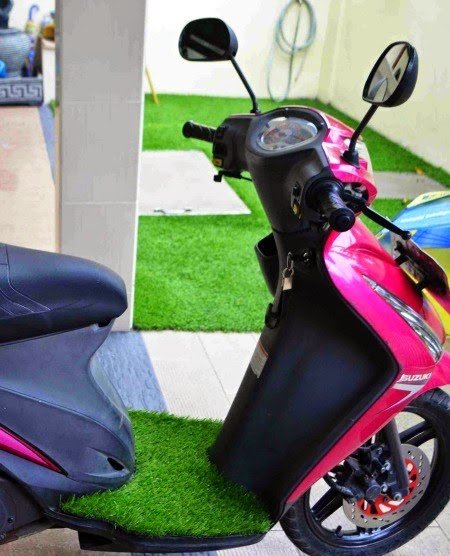 Thảm cỏ nhân tạo làm đế lót để chân cho xe máy